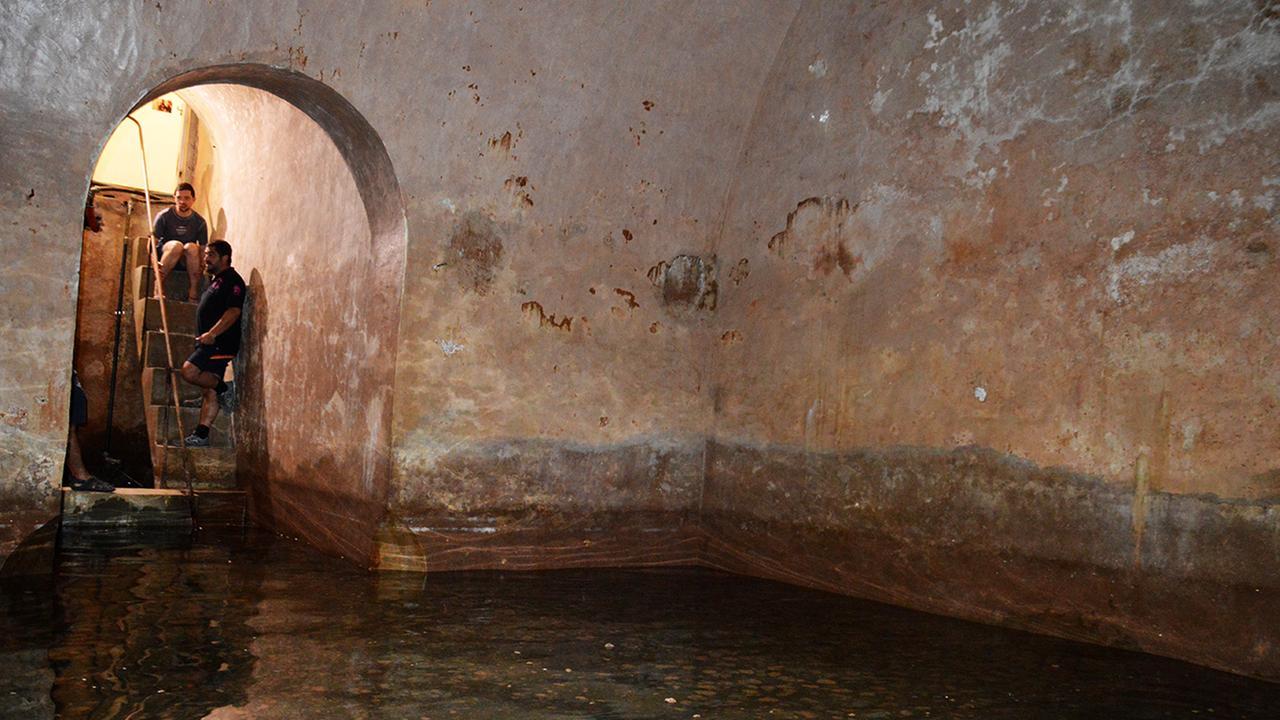 Una delle grandi cisterne che si trovano nei sotterranei del centro storico