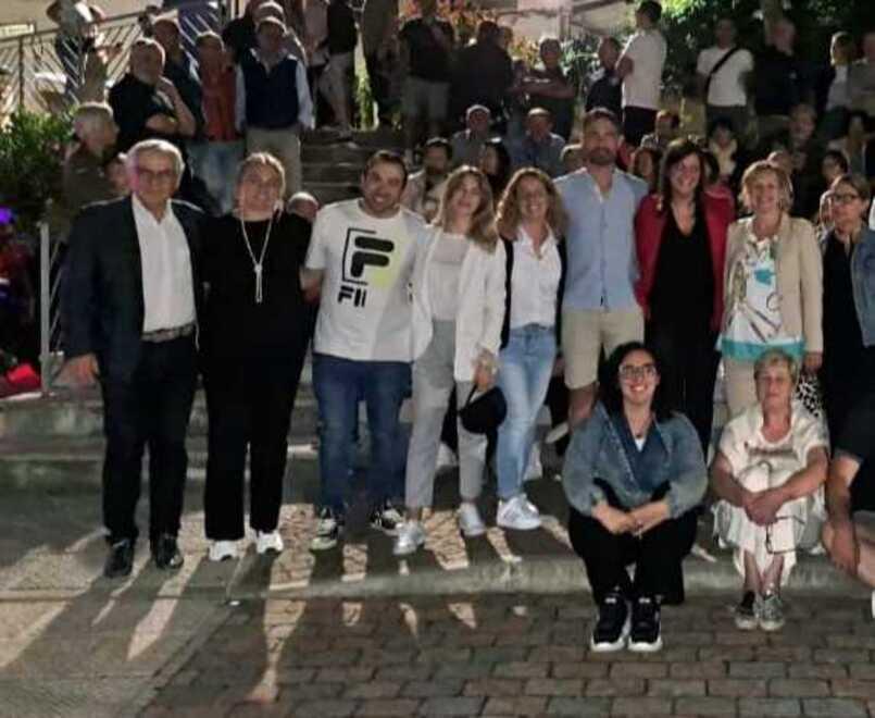 Arianna Cecchini insieme alla sua lista e ai sostenitori durante i festeggiamenti per la vittoria alle elezioni amministrative