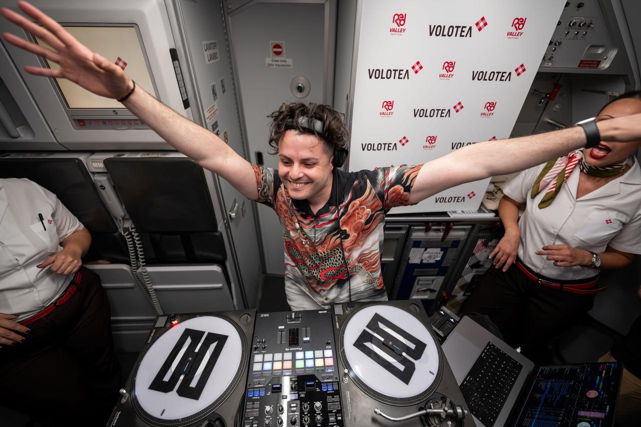 Dj set con Damianito ad alta quota sul volo Verona-Olbia
