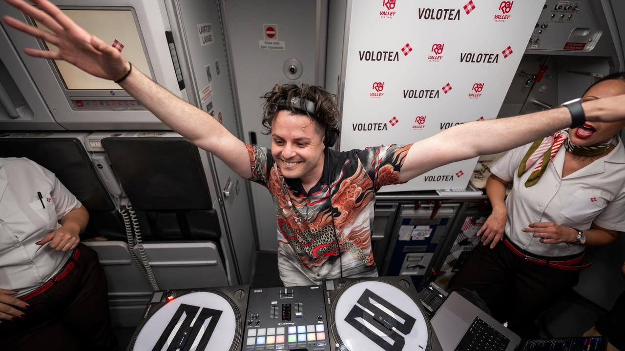 Dj set con Damianito ad alta quota sul volo Verona-Olbia