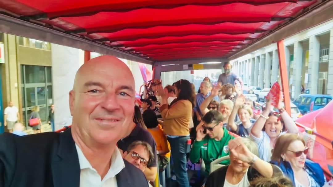 Luca Salvetti sul bus di "Livorno civica"