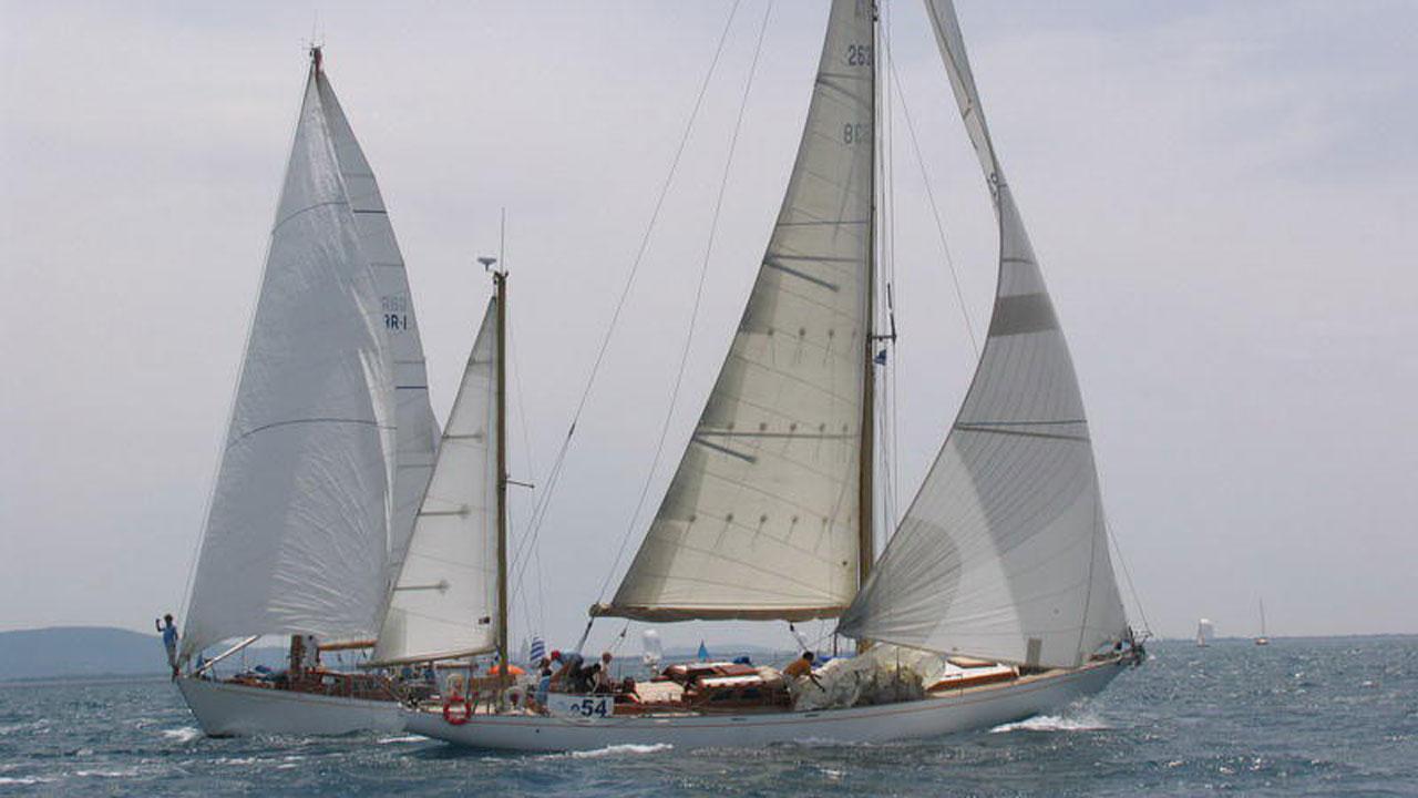Imbarcazioni d’epoca in regata nel corso di una delle precedenti edizioni della Argentario Sailing Week. In questo fine settimana torna l’appuntamento con la grande vela nel mare del Promontorio (foto Enzo Russo)