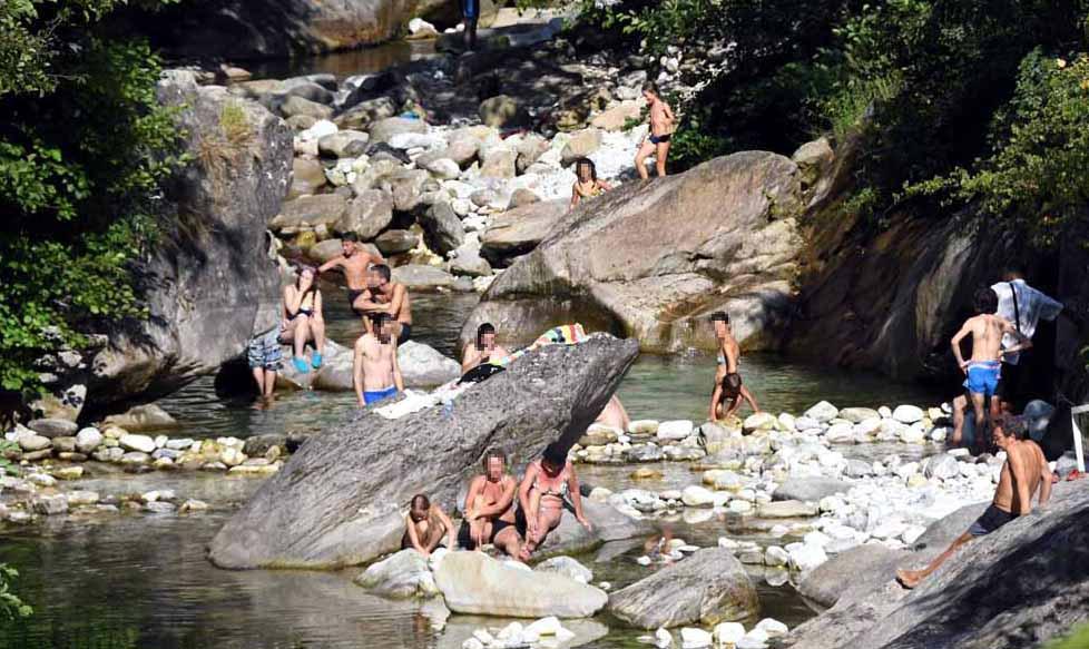 Massa, stop alla sosta selvaggia al fiume: ora nei weekend c’è il divieto di transito
