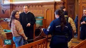 Lucca, la consigliera di Fratelli d’Italia chiede un minuto di silenzio per l’elezione di Ilaria Salis. Scoppia la polemica