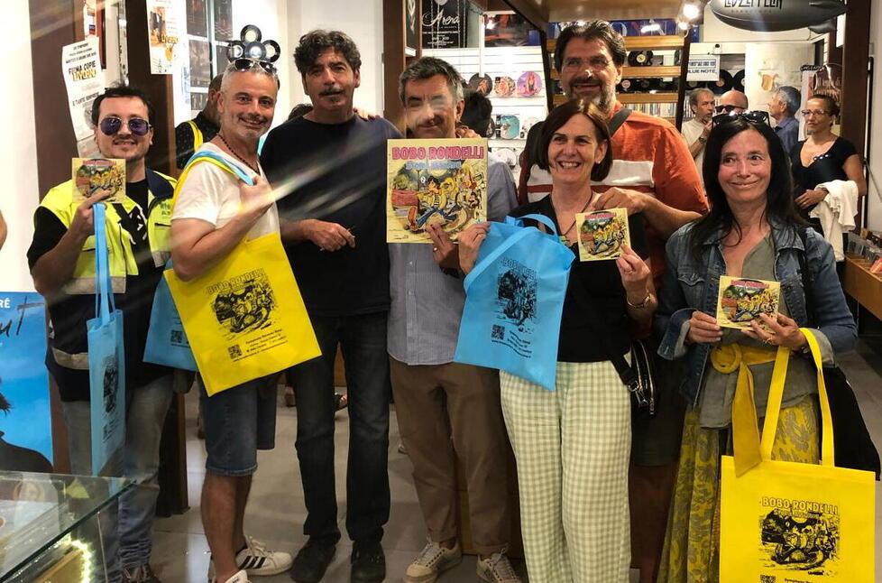 A Livorno Bobo Rondelli tra la gente racconta le sue Storie assurde: «È un disco senza freni per ridere e riflettere»