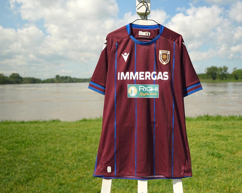 Sul granata tornano i ricami blu