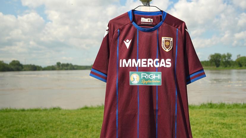 Sul granata tornano i ricami blu