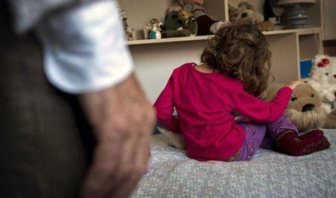 Sassari, abusi su una bimba di 8 anni: sotto accusa il nonno “acquisito”