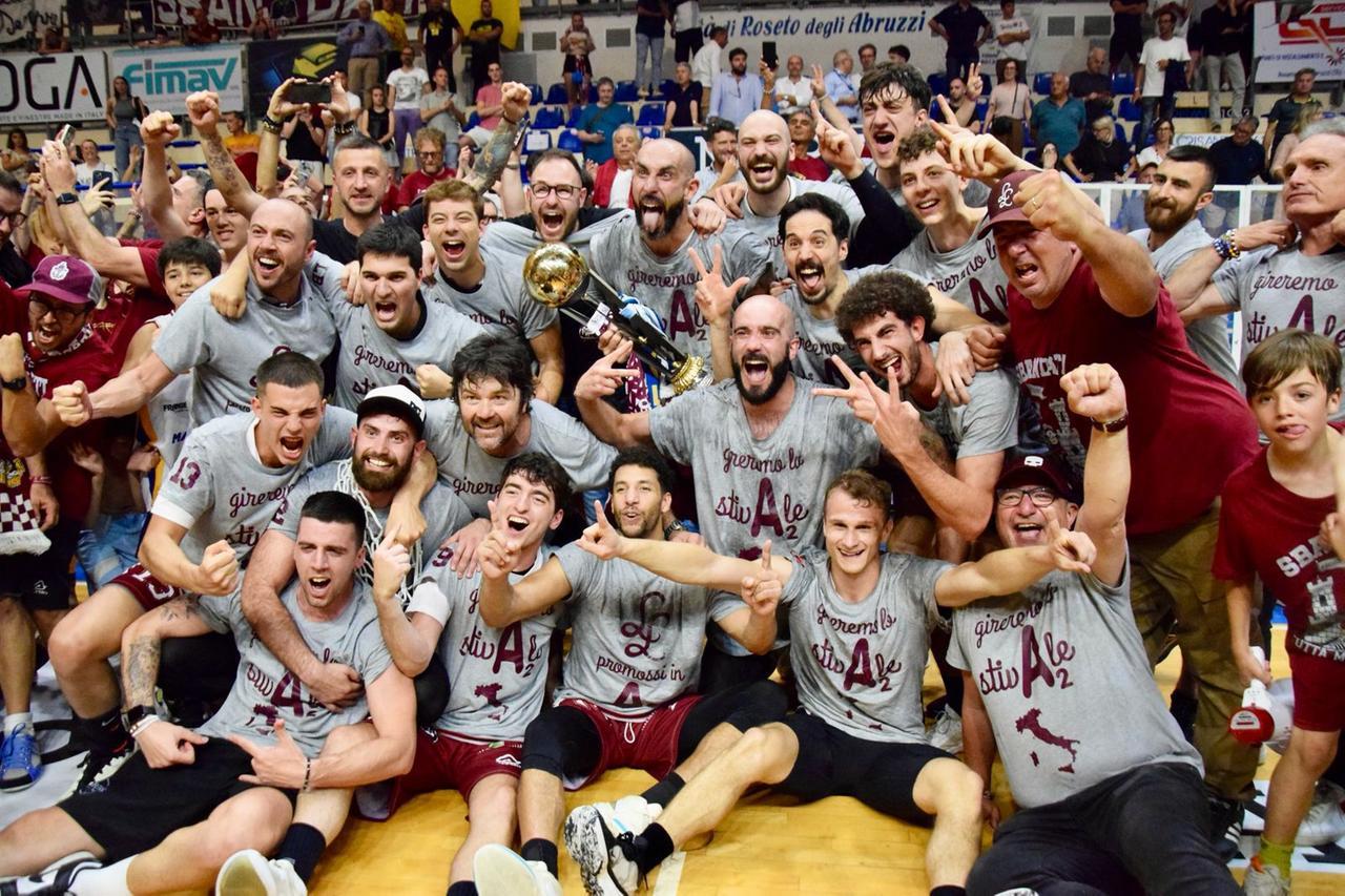 Basket, la Libertas fa l’impresa: è promossa in A2. Gli amaranto alzano la Coppa davanti a 500 tifosi livornesi