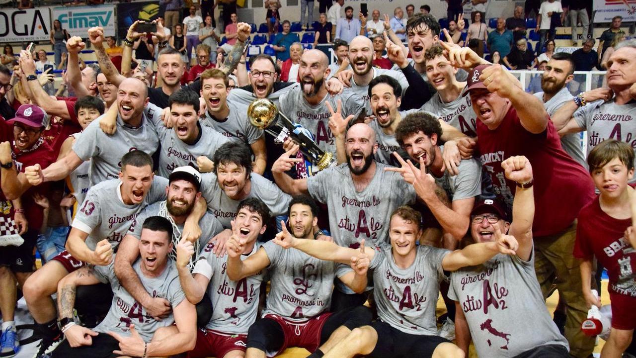 Basket, la Libertas fa l’impresa: è promossa in A2. Gli amaranto alzano la Coppa davanti a 500 tifosi livornesi