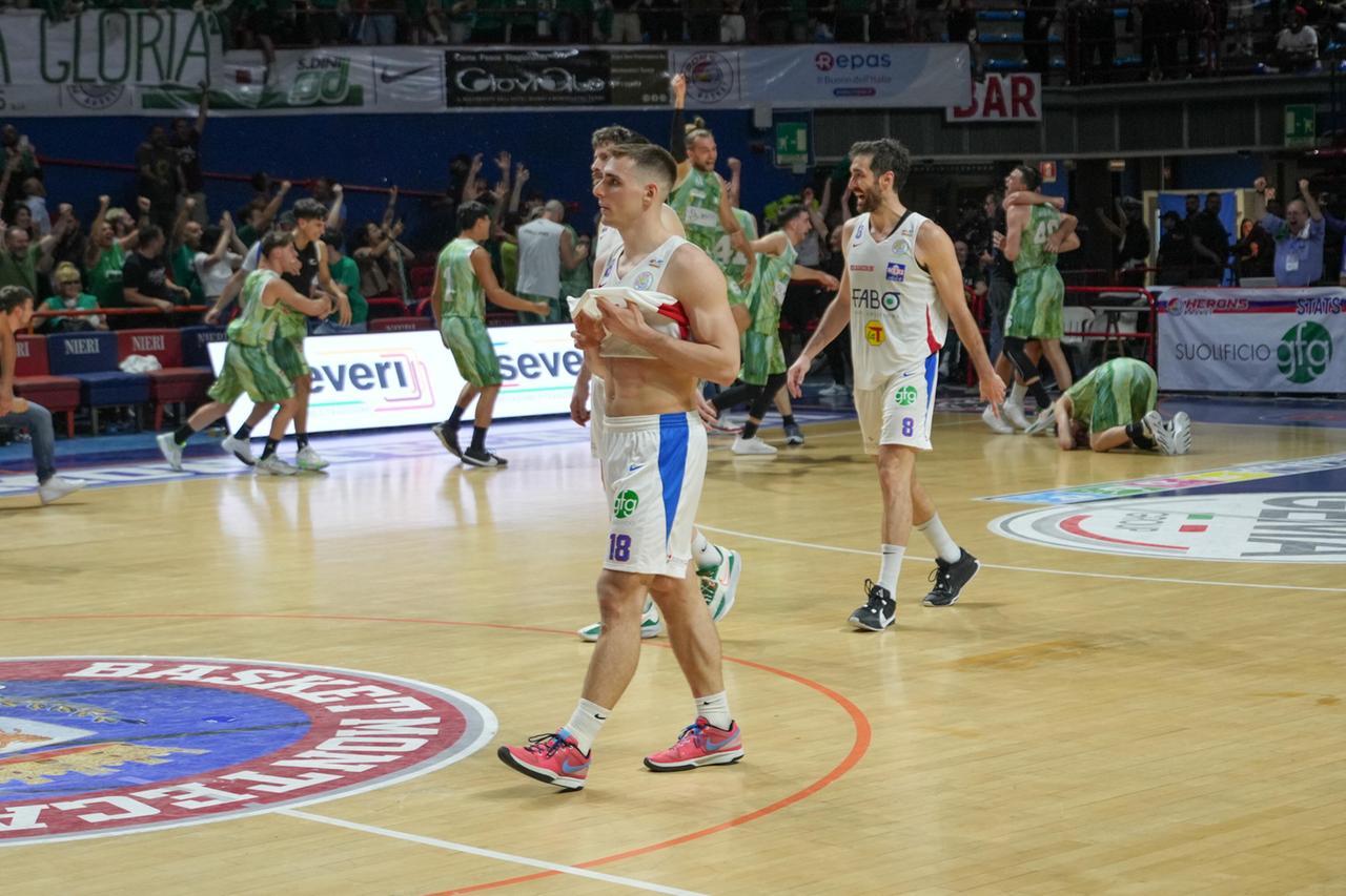 
	La delusione a fine partita dei rossobl&ugrave; (foto Paolo Nucci)

