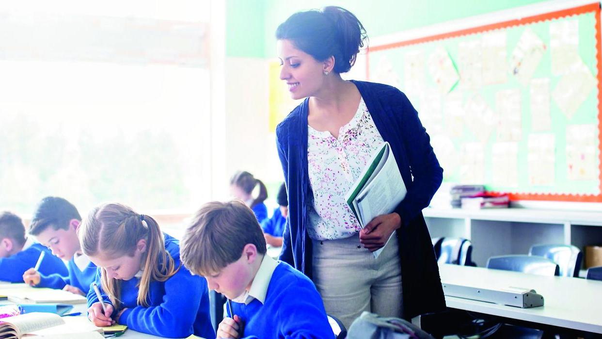 Assalto alla scuola, nell’isola in quattromila a caccia di una supplenza