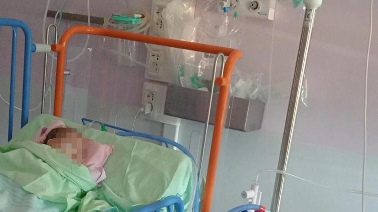 Bambina livornese in ospedale da 79 giorni: «Nostra figlia è “prigioniera”»