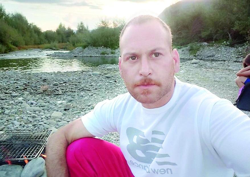 Lucca, si accascia davanti alla madre e muore padre di tre bambini