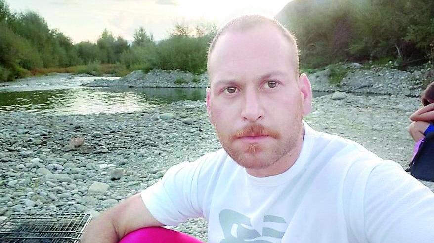 Lucca, si accascia davanti alla madre e muore padre di tre bambini