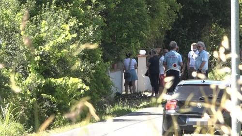 Polizia municipale e familiari della vittima davanti al campo nomadi di via 24 Maggio