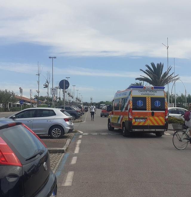 Viareggio, minorenni aggrediti e derubati mentre vanno al mare. La paura dei genitori: «Adesso basta»
