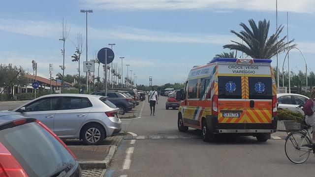 Viareggio, minorenni aggrediti e derubati mentre vanno al mare. La paura dei genitori: «Adesso basta»