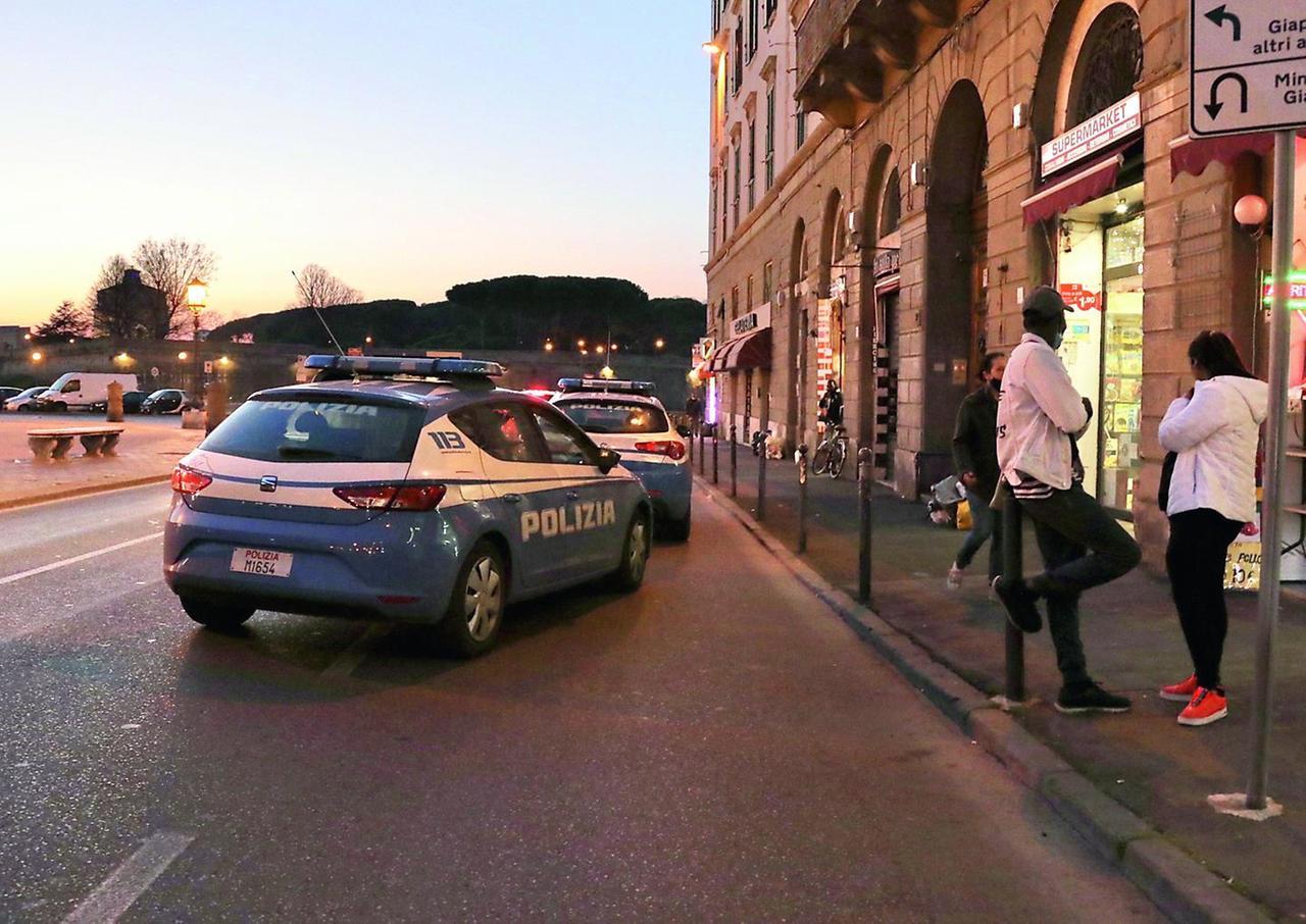 Livorno, tenta la fuga su uno scooter rubato: denunciato un 24enne