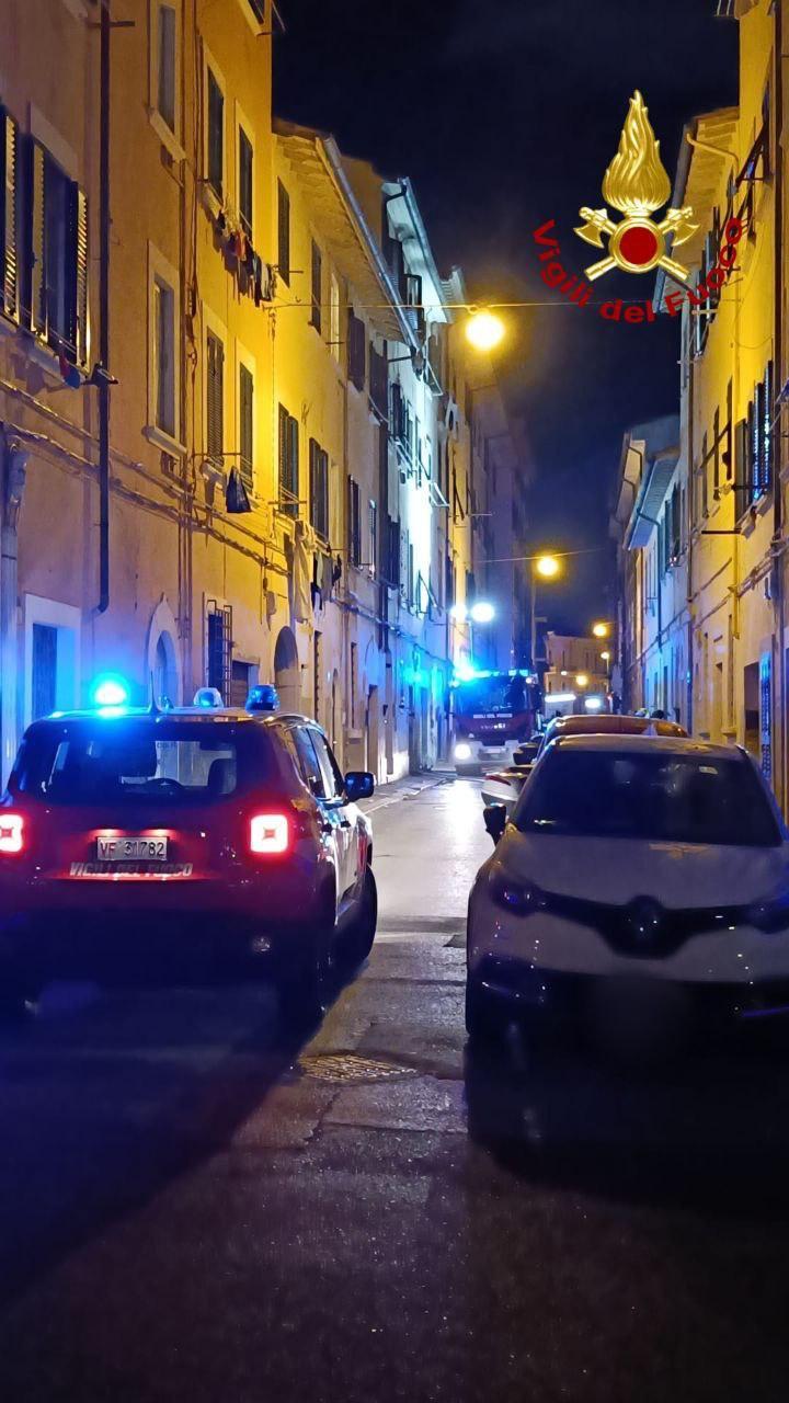 Livorno, rogo nella notte in un appartamento di via Pellettier