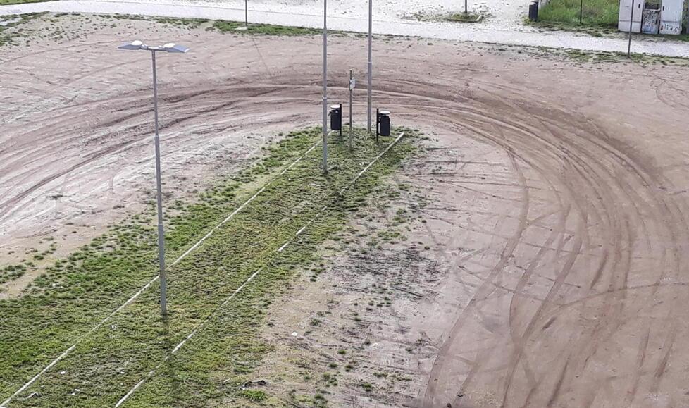 Lucca, corse d’auto la notte in mezzo ai palazzi a Sant’Anna. La protesta dei residenti: «Situazione insostenibile»