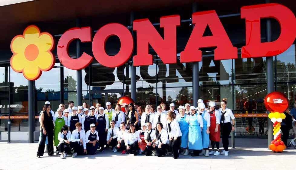 Reggiolo, folla al taglio del nastro del Conad. «Riqualificata un’area del paese»
