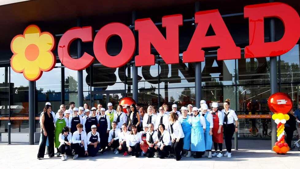 Reggiolo, folla al taglio del nastro del Conad. «Riqualificata un’area del paese»