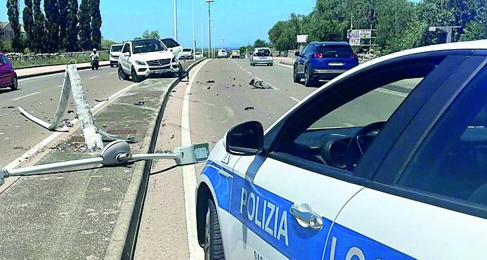 Sassari, Mercedes abbatte palo della luce: lievi ferite per il 41enne alla guida