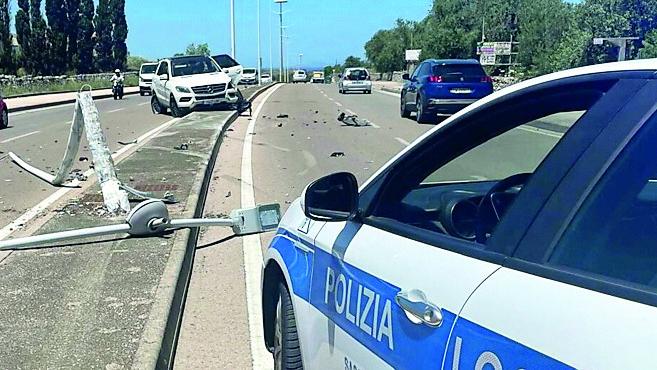 Sassari, Mercedes abbatte palo della luce: lievi ferite per il 41enne alla guida