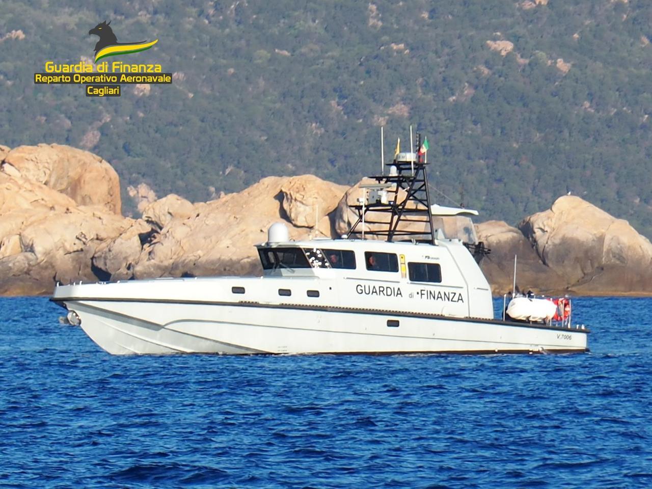 Teulada, l’imbarcazione finisce tra gli scogli: salvati diciotto migranti