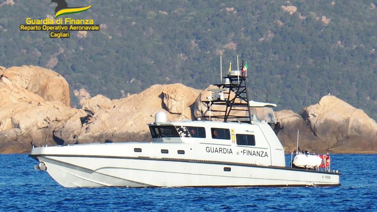 Teulada, l’imbarcazione finisce tra gli scogli: salvati diciotto migranti