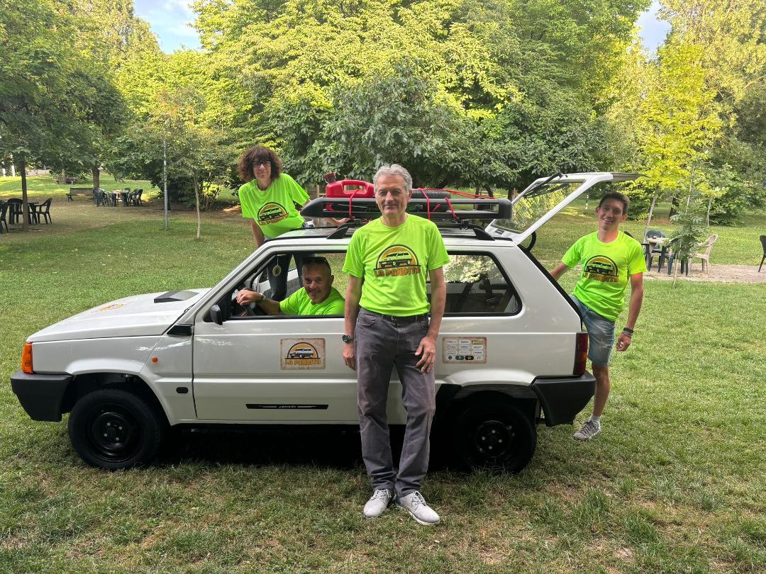 Da Reggio Emilia fino a Capo Nord su una vecchia Panda con i prodotti tipici per raccogliere fondi