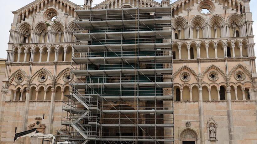 Ferrara, inizia il restauro del Duomo. E l’impalcatura raddoppia