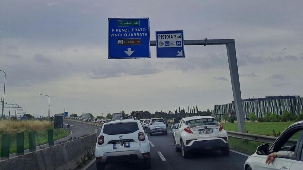 Pistoia, tangenziale chiusa per lavori: traffico bloccato fino all’A11. Cosa è successo