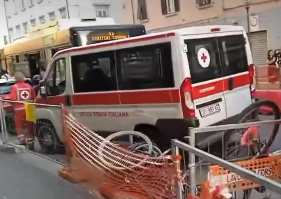 Livorno, il mezzo della Croce Rossa blocca la strada: traffico il tilt e autista sospeso