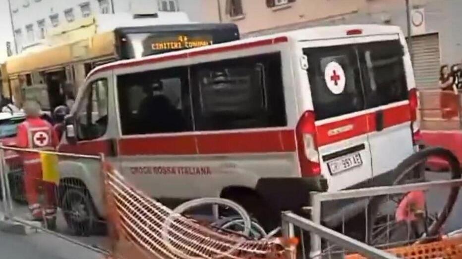 Livorno, il mezzo della Croce Rossa blocca la strada: traffico il tilt e autista sospeso