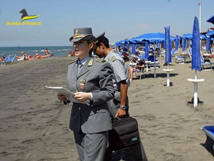 
	Controlli della finanza in uno stabilimento balneare

