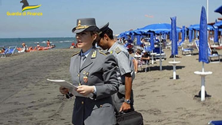 Controlli della finanza in uno stabilimento balneare