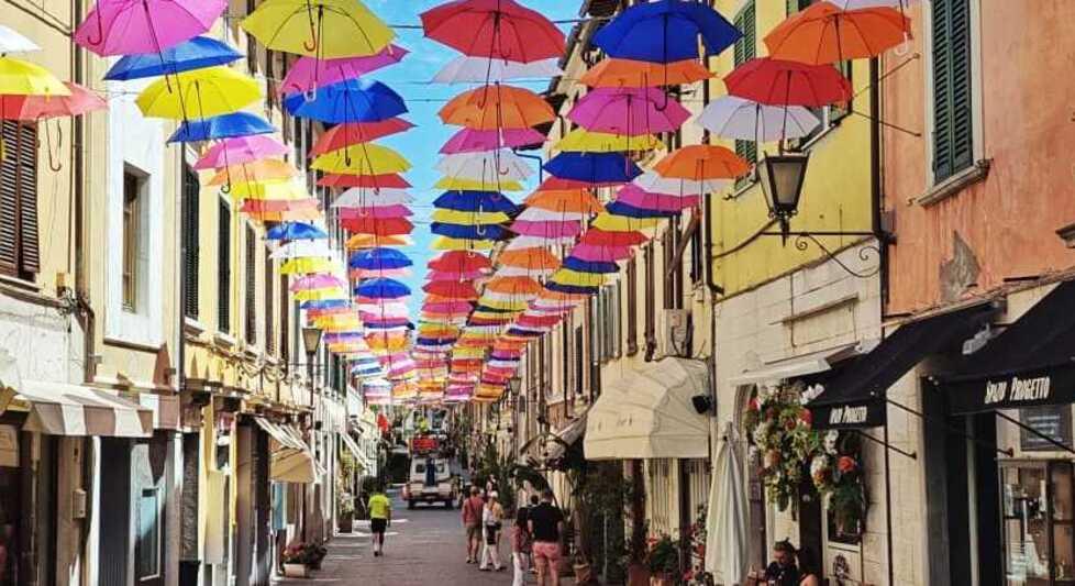 Pietrasanta, per gli ombrelli volanti in via Mazzini tanti selfie ma commercianti divisi
