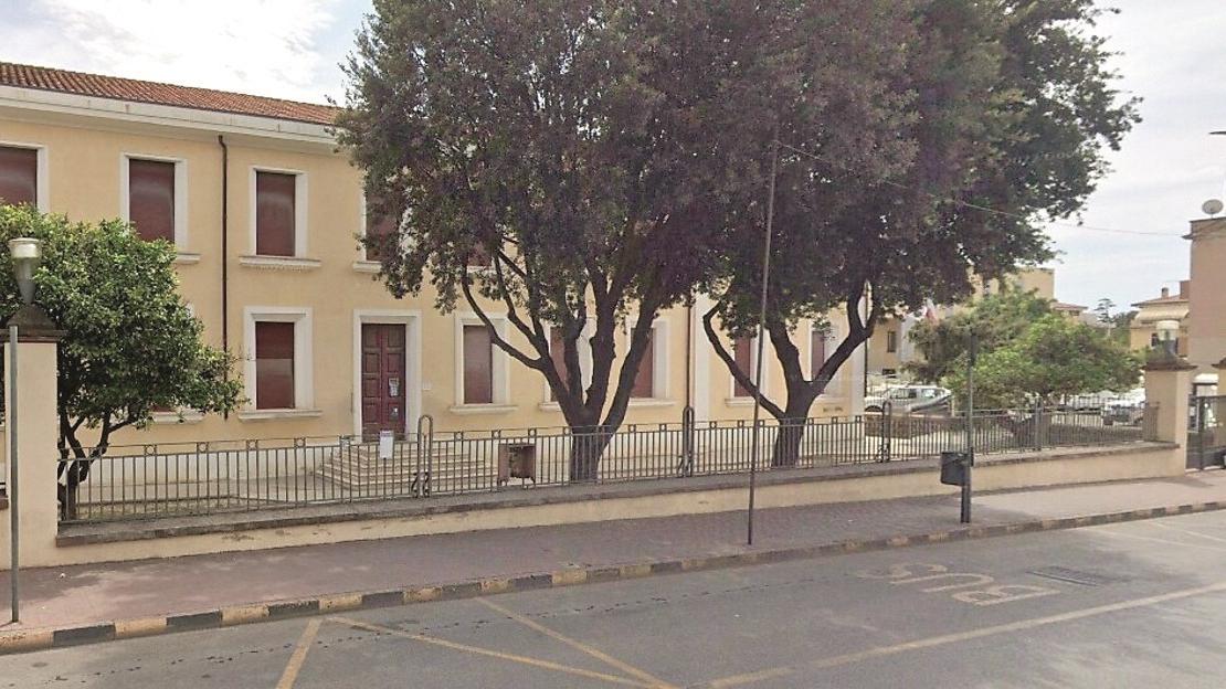 Il caseggiato scolastico della primaria in via Santa Veronica a Orosei