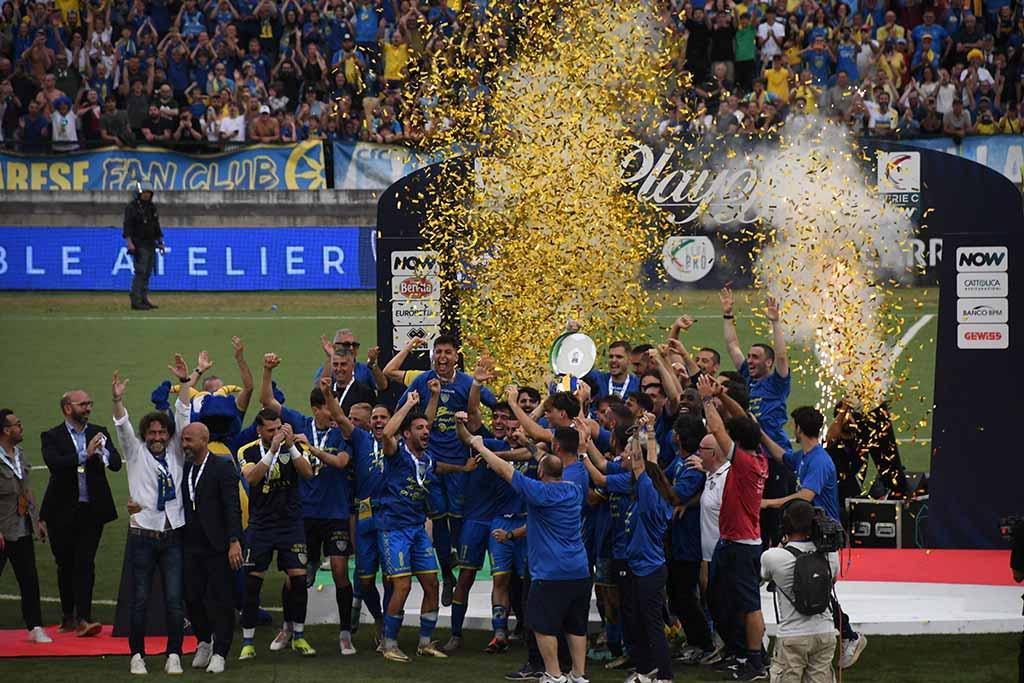 
	Gli azzurri alzano il trofeo (foto Cuffaro/Matelli)

