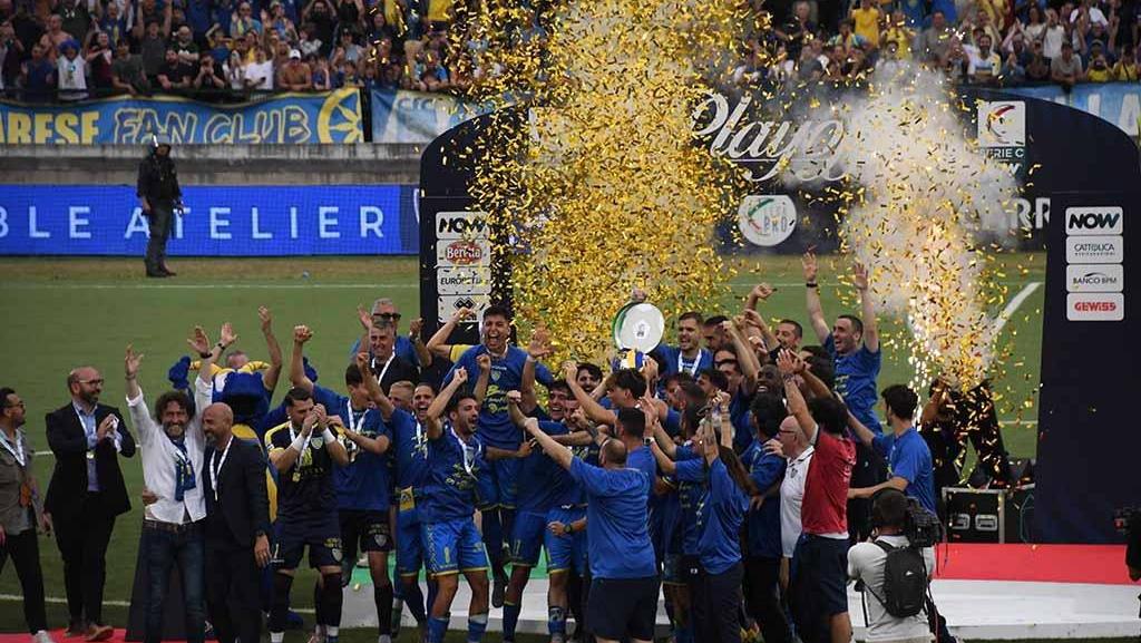 Gli azzurri alzano il trofeo (foto Cuffaro/Matelli)
