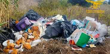 
	I rifiuti ritrovati hanno portato gli investigatori a risalire a uno studio dentistico

