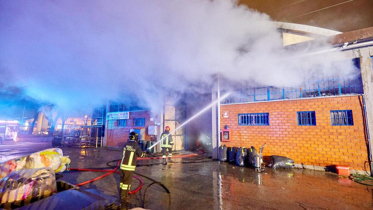 L'incendio del 22 gennaio 2022 alla Mitumba Tex di Oste