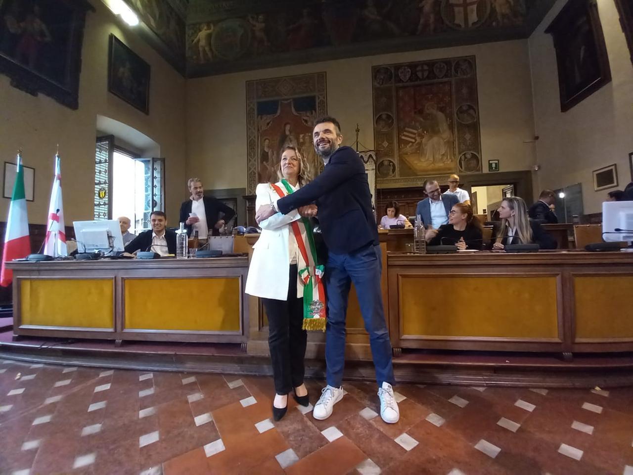 
	Il passaggio di consegne tra Matteo Biffoni e Ilaria Bugetti

