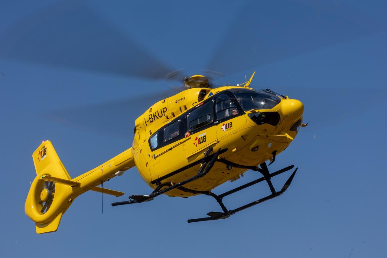 Lido Scacchi, scontro auto-moto sull’Acciaioli: grave un uomo