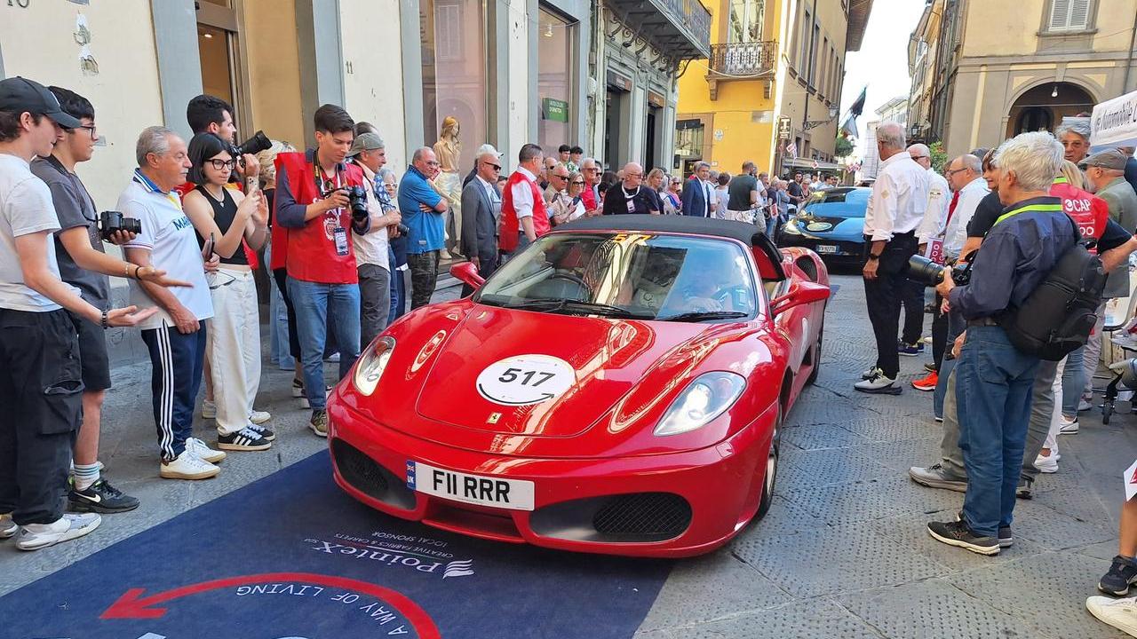 Il passaggio della Mille Miglia in piazza del Comune