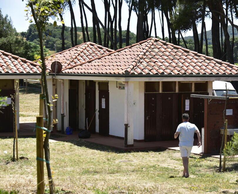 Aperti e funzionanti i bagni pubblici con docce a Baratti (foto Paolo Barlettani)
