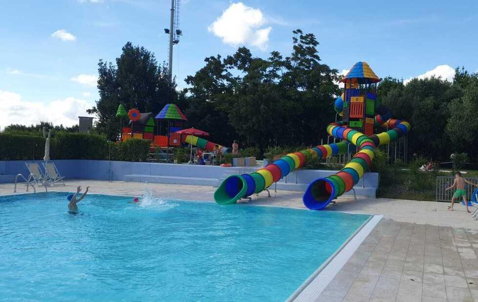 Una zona della piscina di Casciana Terme gestita dall’Athena Sporting Club
