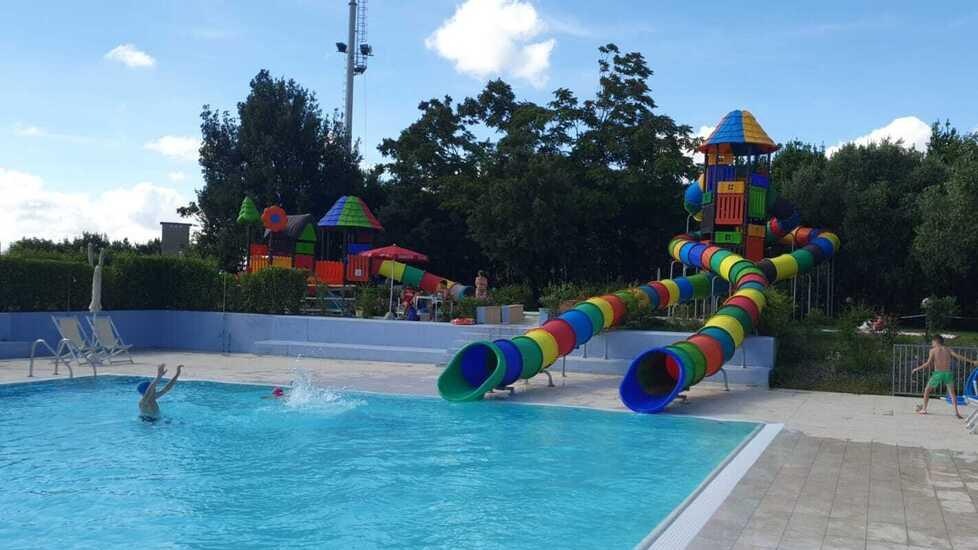 Una zona della piscina di Casciana Terme gestita dall’Athena Sporting Club